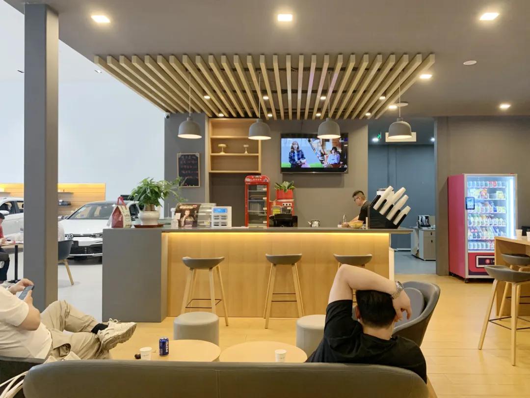 商业空间装修|一汽大众4S店装修，不同色彩与材质，赋予空间别样质感！